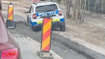 Mașină de poliție blocată în asfaltul proaspăt turnat