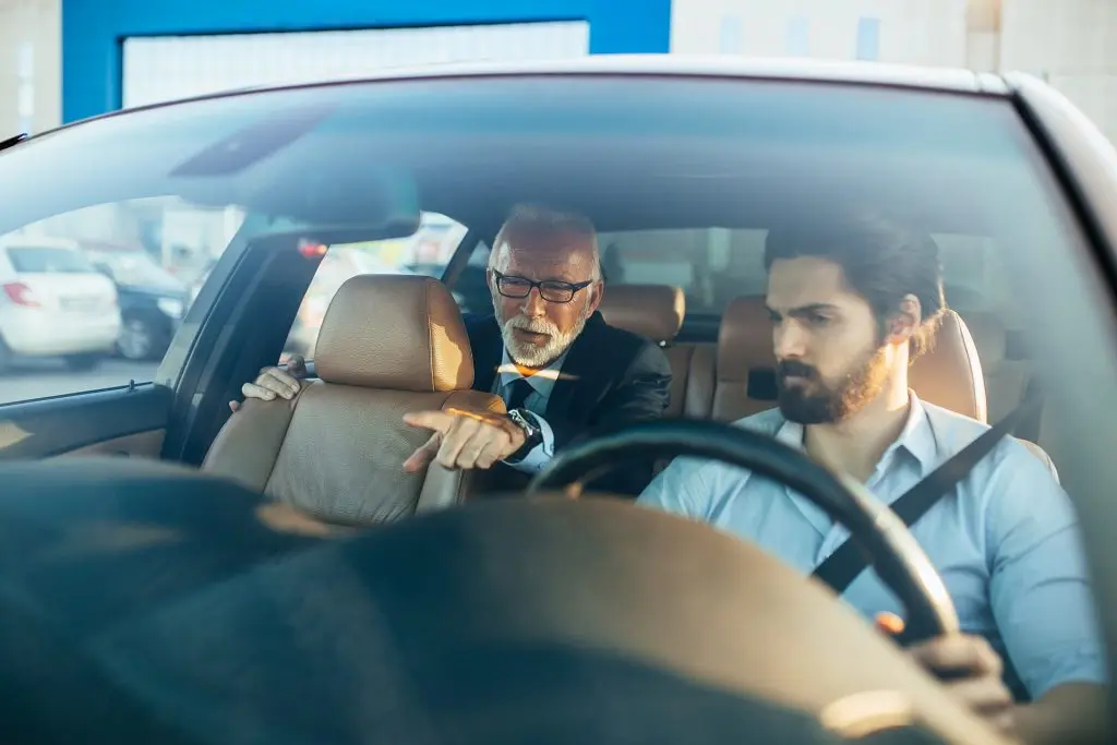 Mașina personală sau taxiul: Câți kilometri mai poți parcurge cu 100 de lei după scumpirile recente