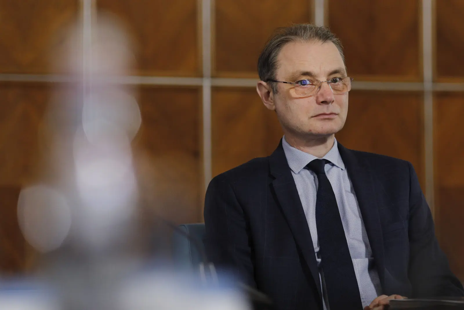 Niculescu amână prezentarea guvernului până joi, după consultările cu PNL și PSD