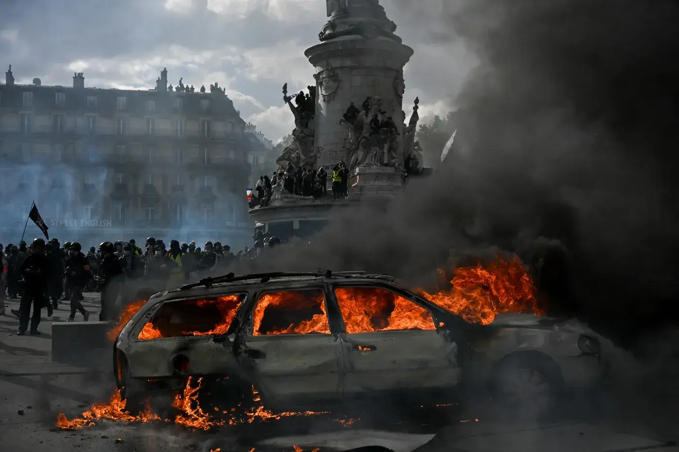 Franța sub asediul protestelor: peste 1.200 arestați, jafuri și clădiri în flăcări