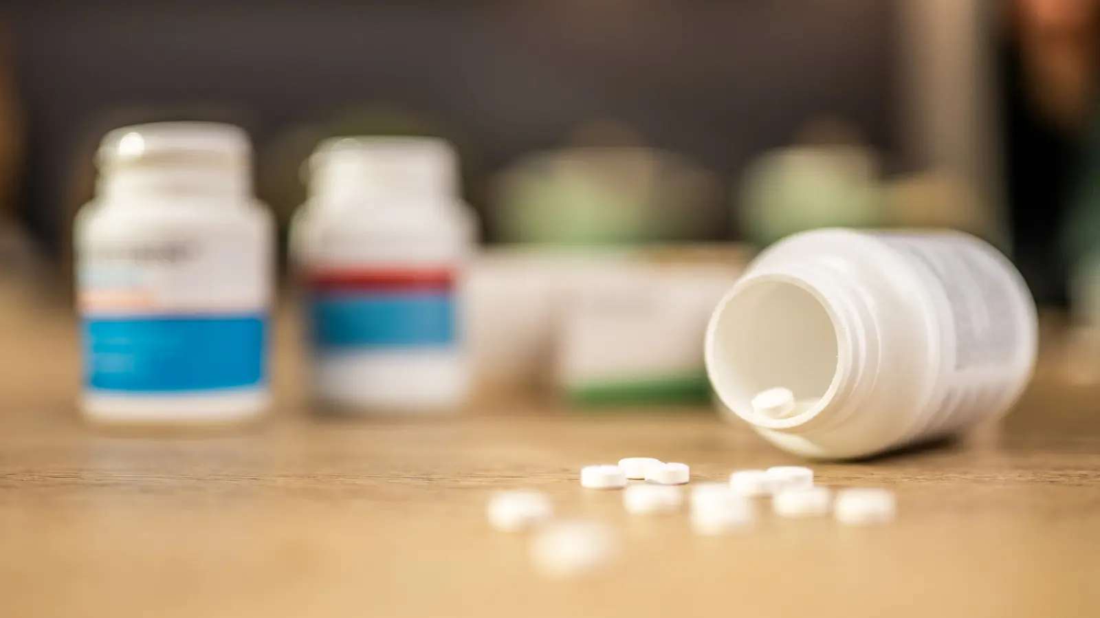Recuperează sticlele de medicamente vechi în obiecte deco rustice