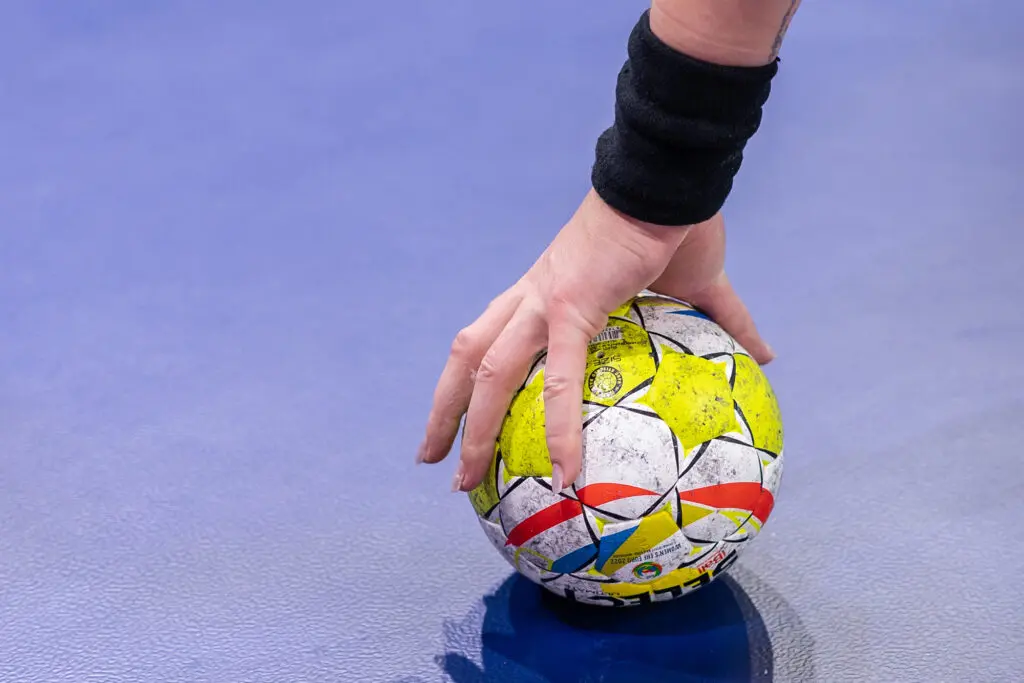 Scandal la handbal: FRH convoacă de urgență Consiliul de Administrație după bătaia din tribune