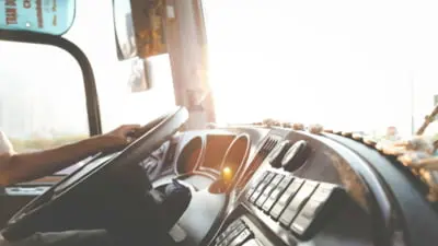 Șofer de autobuz din Suceava reținut pentru conducere în stare de ebuliție după ce a lovit mai multe autoturisme