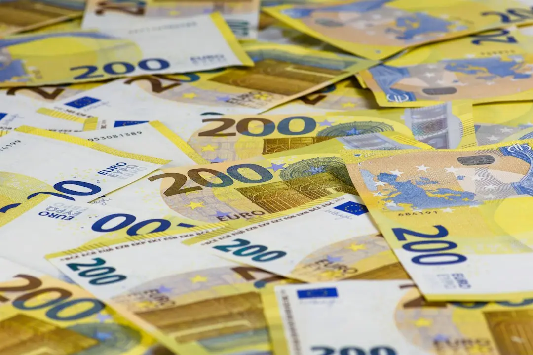 Sprijin financiar în 2026 pentru copii în plasament, tineri ieșiți din protecție și persoane cu handicap grav