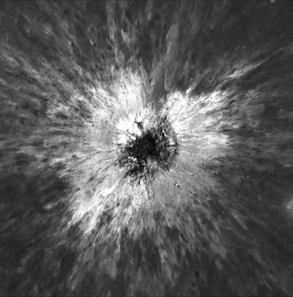 Un crater uriaș a apărut pe Lună: Descoperirea neașteptată a NASA