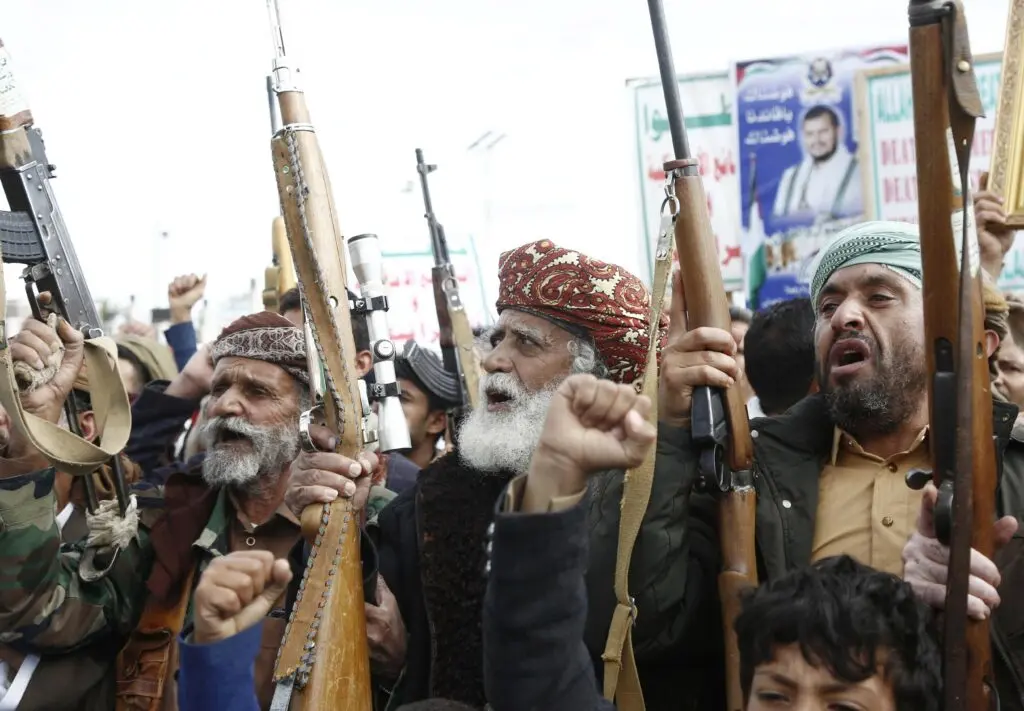 Ofensivă aeriană masivă în Yemen: 100 de avioane saudite împotriva rebelilor Houthi